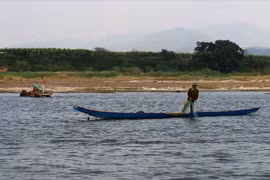 Người dân Lào đánh bắt cá trên sông Mekong. (Ảnh: Hùng Võ/Vietnam+)