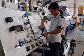 Sản xuất dây cáp điện tại Công ty TNHH Dongjin Global (100% vốn Hàn Quốc) tại Khu công nghiệp Đất Đỏ I, huyện Đất Đỏ, Bà Rịa-Vũng Tàu. (Ảnh: Hoàng Nhị/TTXVN)