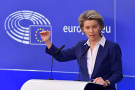 Chủ tịch EC Ursula von der Leyen phát biểu tại cuộc họp báo ở Brussels, Bỉ ngày 20/1/2021. (Ảnh: AFP/TTXVN)