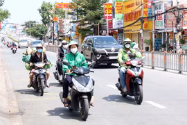 Lực lượng giao hàng công nghệ (shipper) được hoạt động trở lại tại 8 địa phương “vùng đỏ.” (Ảnh: Tiến Lực/TTXVN)