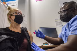 Tiêm chủng vaccine ngừa COVID-19 tại Worcester, Massachusetts, Mỹ, ngày 22/4/2021. (Ảnh: AFP/TTXVN)