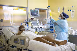 Nhân viên y tế chăm sóc bệnh nhân COVID-19 tại một bệnh viện ở Cayenne, Pháp ngày 25/9/2021. (Ảnh: AFP/TTXVN)