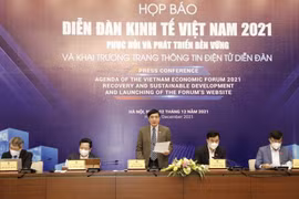 Tổng thư ký, Chủ nhiệm Văn phòng Quốc hội Bùi Văn Cường thông tin về trang thông tin điện tử diễn đàn. (Ảnh: Trần Việt/TTXVN)