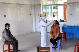 Trung tâm Y tế huyện Bình Sơn phối hợp với UBND thị trấn Châu Ổ, Quảng Ngãi tiến hành lấy mẫu xét nghiệm toàn dân sàng lọc COVID- 19. (Ảnh: Lê Ngọc Phước/TTXVN)