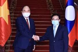 Chủ tịch nước Nguyễn Xuân Phúc hội kiến Thủ tướng Lào Phankham Viphavanh. (Ảnh: Thống Nhất/TTXVN)