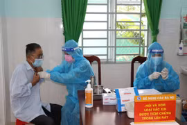  Nhóm nguy cơ cao là người lớn tuổi được ưu tiên tiêm mũi 3 vaccine phòng COVID-19. (Ảnh: Hữu Chí/TTXVN)