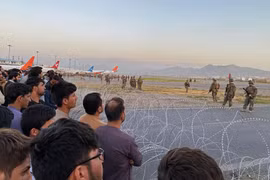 Binh sỹ Mỹ gác tại sân bay Kabul, Afghanistan, ngày 16/8/2021. (Ảnh: AFP/TTXVN)