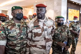 Đại tá Mamady Doumbouya (giữa) sau một cuộc họp ở Conakry, Guinea ngày 17/9/2021. (Ảnh: AFP/TTXVN)