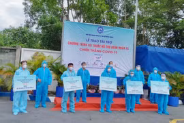 Hiệp hội Doanh nghiệp TP HCM trao tặng túi thuốc hỗ trợ F0 điều trị tại nhà cho 5 quận. (Nguồn: hcmcpv.org.vn)