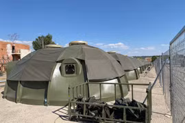 Các doanh trại được thành lập tại căn cứ không quân Torrejón de Ardoz, Madrid để tiếp đón người tị nạn Afghanistan. (Nguồn: elpais.com)