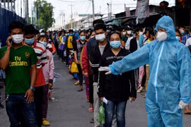 Người dân xếp hàng chờ được tiêm vaccine ngừa COVID-19 tại Phnom Penh, Campuchia. (Ảnh: AFP/TTXVN)