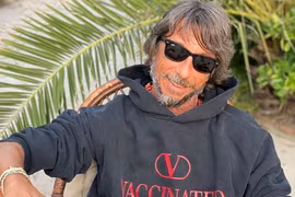 Giám đốc Sáng tạo Valentino Pierpaolo Piccioli mặc một chiếc áo hoodie phiên bản giới hạn ủng hộ chiến dịch tiêm chủng ngừa COVID-19 toàn cầu. (Nguồn: Reuters)