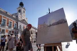 Huyền thoại sống của hội họa Tây Ban Nha - Antonio Lopez - vẽ quảng trường Puerta del Sol nổi tiếng ở Madrid ngày 5 tháng 8 năm 2021. (Nguồn: Reuters)