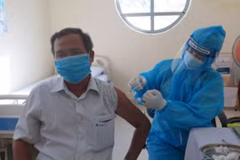 Tiêm vaccine ngừa COVID-19 cho người dân. (Ảnh: Xuân Triệu/TTXVN)