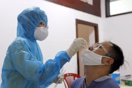 Lấy mẫu xét nghiệm COVID-19. (Nguồn ảnh: TTXVN)