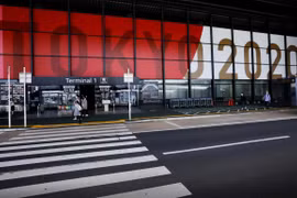 Một quảng cáo cho Thế vận hội Olympic và Paralympic Tokyo 2020 được hiển thị tại sân bay quốc tế Narita. (Nguồn: Reuters)