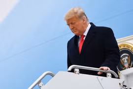 Ông Donald Trump khi còn là Tổng thống Mỹ rời chuyên cơ Không lực 1 tại Harlingen, bang Texas ngày 12/1/2021. (Ảnh: AFP/TTXVN)