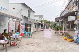 Các lực lượng chức năng phong tỏa tuyến đường TL04 tại phường Thạnh Lộc, quận 12. (Ảnh: TTXVN)