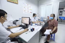 Đảm bảo khám, chữa bệnh cho nhân dân trong bối cảnh tăng cường phòng, chống dịch COVID-19. (Ảnh: Minh Quyết/TTXVN)
