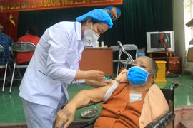 Tiêm vaccine cho người lớn tuổi tại bệnh viện đa khoa quận Ngô Quyền. (Ảnh: An Đăng/TTXVN)