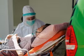 Nhân viên y tế chuyển bệnh nhân COVID-19 tới bệnh viện ở Jakarta, Indonesia ngày 9/7/2021. (Ảnh: THX/TTXVN)