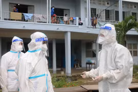 Bí thư Tỉnh ủy An Giang Lê Hồng Quang (bìa phải) trực tiếp kiểm tra công tác diều trị F0 tại cơ sở điều trị COVID-19 tại Trung tâm Giáo dục Nghề nghiệp – Giáo dục thường xuyên huyện Phú Tân. (Ảnh: Công Mạo/TTXVN)