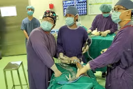 Phó Giáo sư-Tiến sỹ Nguyễn Mạnh Khánh cùng ê kíp thực hiện ca phẫu thuật (Nguồn: PV/Vietnam+)