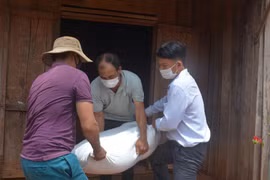 UBND xã Ea Kiết, huyện Cư M’Gar chở gạo cứu đói đến trao tận tay cho gia đình anh Bùi Quốc Thọ (giữa), hộ gặp khó khăn do dịch COVID-19. (Ảnh: Hoài Thu/TTXVN)