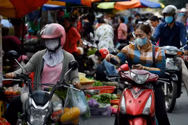 Người dân đeo khẩu trang phòng lây nhiễm COVID-19 tại Phnom Penh, Campuchia. (Ảnh: AFP/TTXVN)