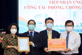 Chủ tịch Ủy ban MTTQ Việt Nam Thành phố Hồ Chí Minh Tô Thị Bích Châu tiếp nhận hỗ trợ của Tổng Lãnh sự quán Vương quốc Thái Lan và Hội Doanh nghiệp Thái Lan. (Nguồn: hcmcpv.org.vn)