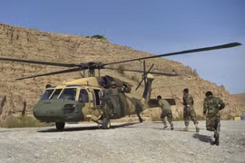 Binh sỹ Afghanistan lên trực thăng Black Hawk để làm nhiệm vụ tại Kajaki, tỉnh Helmand. (Ảnh: AFP/TTXVN)
