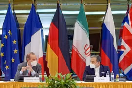 Thứ trưởng Ngoại giao đồng thời là Trưởng đoàn đàm phán hạt nhân của Iran, ông Abbas Araqchi (phải), tại cuộc đàm phán của Ủy ban chung giám sát JCPOA ở Vienna, Áo. (Ảnh: IRNA/TTXVN)