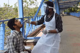 Nhân viên y tế lấy mẫu xét nghiệm COVID-19 tại Bangalore, Ấn Độ, ngày 1/4/2021. (Ảnh: THX/TTXVN)