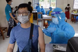 Thực hiện tiêm vaccine tại điểm trường Trung học phổ thông An Khánh (phường An Khánh, quận Ninh Kiều). (Ảnh: Trung Kiên/TTXVN)