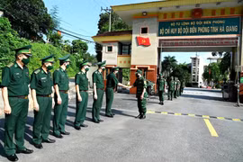Lãnh đạo Bộ Chỉ huy Bộ đội Biên phòng tỉnh Hà Giang động viên các cán bộ quân y Bộ đội Biên phòng lên đường thực hiện nhiệm vụ phòng chống dịch COVID-19 tại các tỉnh, thành phố phía Nam. (Ảnh: TTXVN phát)