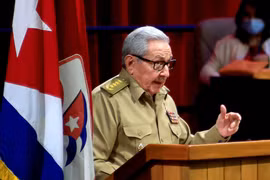 Bí thư Thứ nhất Đảng Cộng sản Cuba (PCC), Đại tướng Raúl Castro Ruz phát biểu trong phiên khai mạc Đại hội Đảng Cộng sản Cuba ở La Habana, ngày 16/4/2021. (Ảnh: AFP/TTXVN)