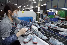 Sản xuất giày xuất khẩu tại Công ty TNHH Hóa dệt Hà Tây. (Ảnh: Trần Việt/TTXVN)