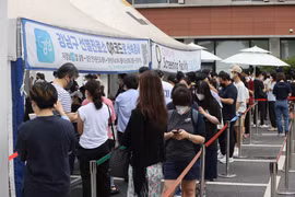 Người dân xếp hàng chờ xét nghiệm COVID-19 tại Seoul, Hàn Quốc, ngày 11/7/2021. (Ảnh: Yonhap/ TTXVN)