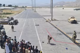 Người dân tập trung tại sân bay Kabul, Afghanistan, ngày 16/8/2021, để chờ sơ tán. (Ảnh: THX/TTXVN)