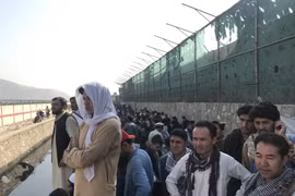 Người dân tập trung gần sân bay Kabul, Afghanistan, ngày 22/8/2021, để chờ di tản. (Ảnh: THX/TTXVN)