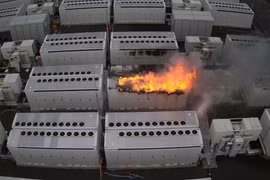 Hiện trường vụ cháy tại nhà máy tích trữ điện năng sử dụng pin năng lượng của Tesla tại thành phố Geelong thuộc bang Victoria, Australia, ngày 30/7/2021. (Ảnh: AFP/TTXVN)