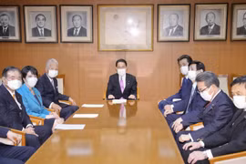 Lãnh đạo đảng Dân chủ Tự do (LDP) cầm quyền ở Nhật Bản Fumio Kishida (giữa) và các thành viên Ban lãnh đạo LDP trong cuộc họp tại trụ sở đảng ở Tokyo, ngày 1/10/2021. (Ảnh: Kyodo/TTXVN)