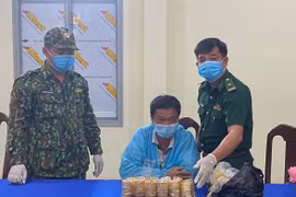 Đối tượng Nguyễn Văn Nghiệp cùng tang vật. (Ảnh: TTXVN phát)