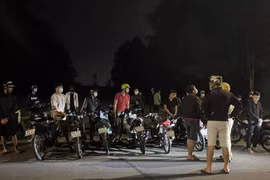 Hơn 20 thanh niên bị bắt giữ do đua xe tại Bình Dương đêm 5/6, nhiều người không đeo khẩu trang. (Ảnh: TTXVN phát)