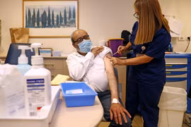 Tiêm vaccine ngừa COVID-19 cho người dân tại Tel Aviv, Israel ngày 12/7/2021. (Ảnh: AFP/TTXVN)