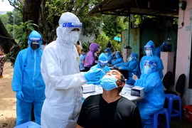 Xét nghiệm nhanh COVID-19 cho người dân tới tiêm chủng tại Thành phố Hồ Chí Minh. (Ảnh: Thành Chung/TTXVN)
