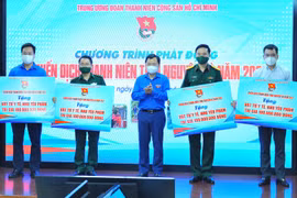 Các đơn vị trao tặng kinh phí và nhu yếu phẩm cho hoạt động Chiến dịch “Thanh niên tình nguyện hè năm 2021” cho Trung ương Đoàn Thanh niên Cộng sản Hồ Chí Minh. (Ảnh: Minh Đức/TTXVN)