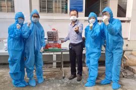 Sinh viên y khoa Đại học Y dược Thành phố Hồ Chí Minh tại một điểm lấy mẫu xét nghiệm ở phường Bình Trị Đông B, quận Bình Tân. (Ảnh: Hồng Giang/TTXVN)