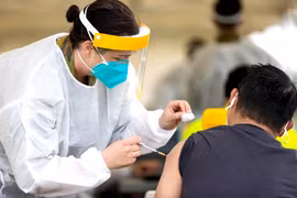 Nhân viên y tế tiêm vaccine phòng COVID-19 cho người dân tại Dubbo, Australia ngày 22/8/2021. (Ảnh: AFP/TTXVN)