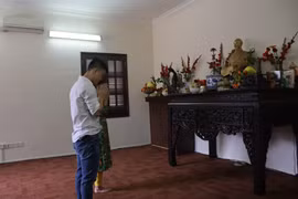 Đại diện kiều bào tại Malaysia đang hương lên bàn thờ Bác Hồ trong ngày Tết Nguyên đán Tân Sửu 2021. (Ảnh: Hằng Linh/Vietnam+)